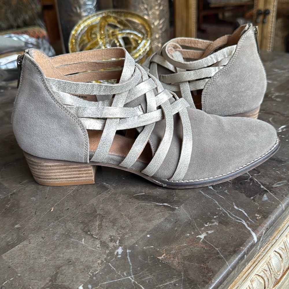 ANTHROPOLOGIE | Seychelles Gray Ankle Booties